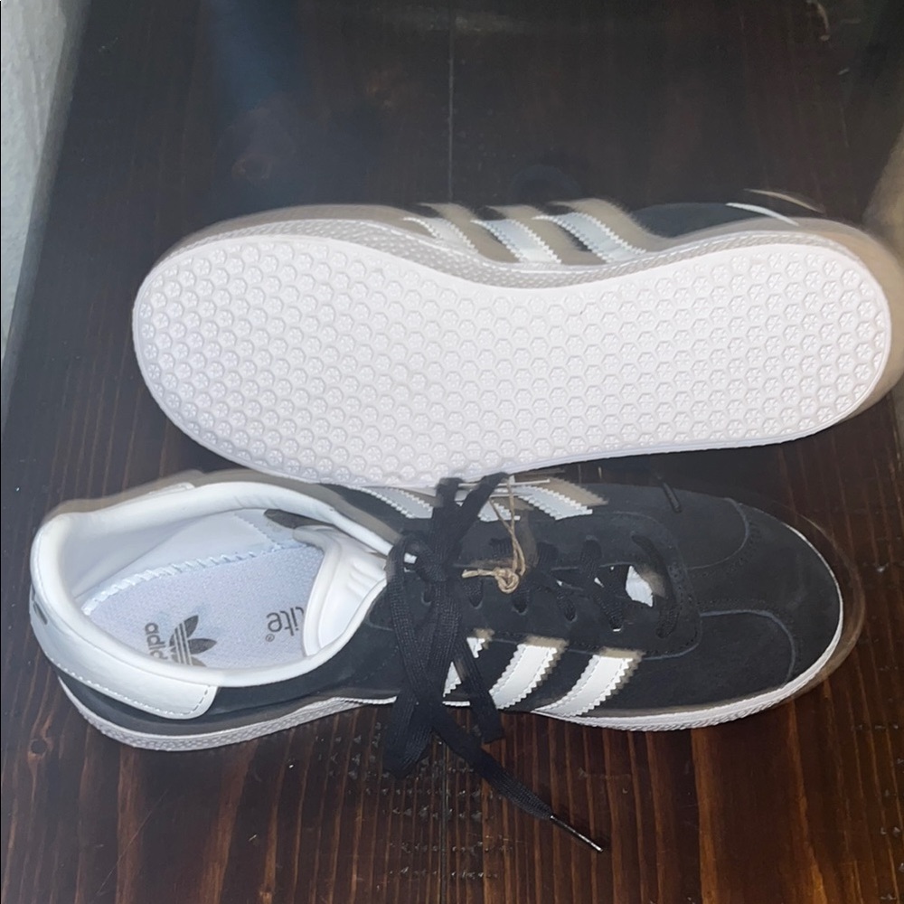 Adidas youth Black and White Sneakers - Picture 4 of 4